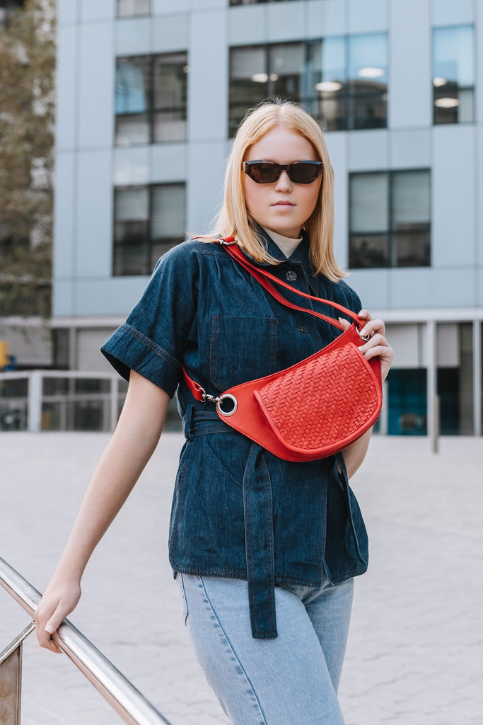 Elegant Weaved Flap Bag in Red Leather with Long Adjustable Strap.
Great Crossbody bag with Long Adjustable Strap for moving hands free around the city, great as a daily bag for cool mums when going out with your baby, super practical to wear on nature hikes, and of course great for traveling! 